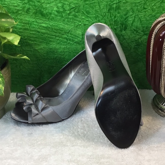 💥”HP”💥💍TOUCH OF Nina” Silver Heels - Picture 5 of 6